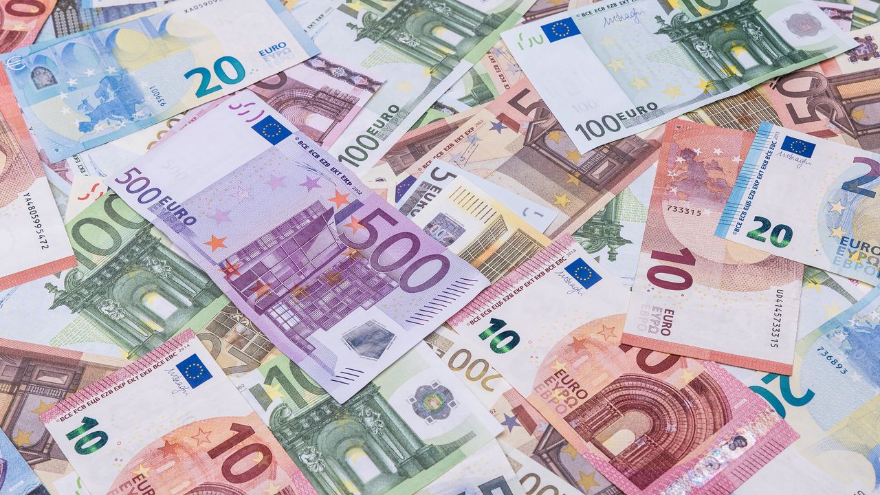 dolar-ve-euro-yeni-rekor-seviyelerine-ulasiyor