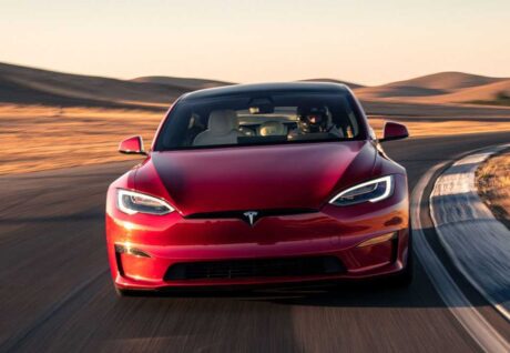 Tesla Hisse Değerleri Düşüşte: Model İndirimleri ve Mali Beklentiler